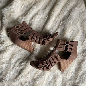 EUC Vince Camuto ‘Elanso’ Caged Sandal Stacked Heels